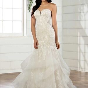 Elegant Strapless Lace Wedding Dress